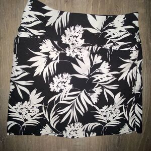 S.C. & Co black and white skort size medium.
